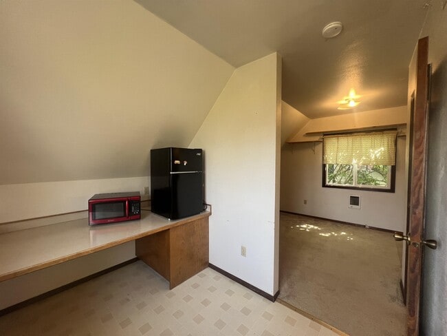 Photo - 634 NW Lee St