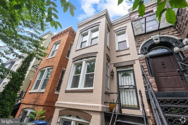 Building Photo - 1126 G St NE Rental