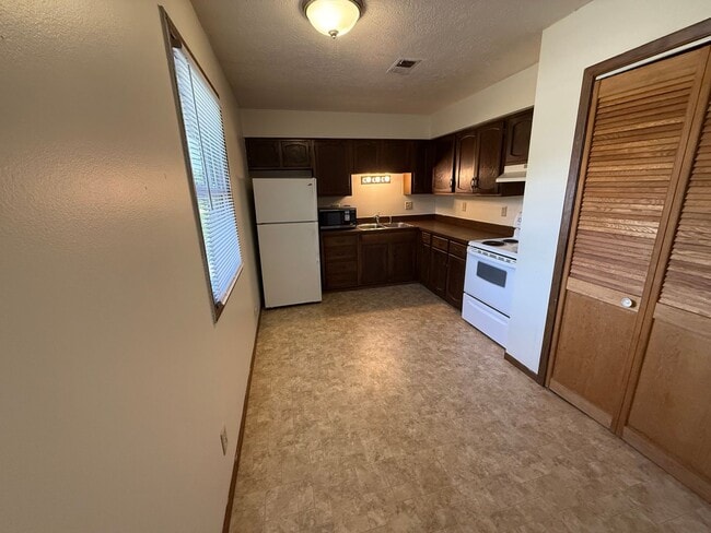 Photo - 2 bedroom, 1 bath apartment