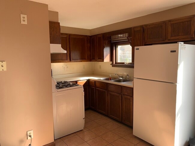 Building Photo - 355 Field St Unit # 2