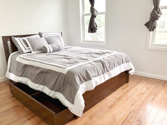 Photo - 16-74 Stephen St