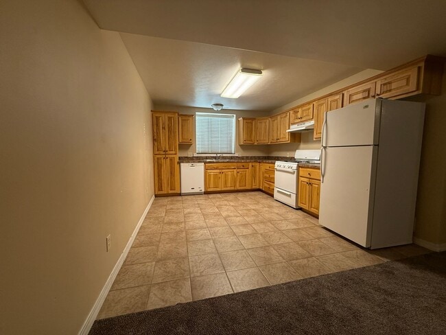 Building Photo - 460 Center St Unit 2