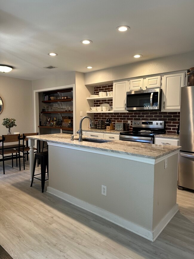 Kitchen - 714 E Wall St Unit 109