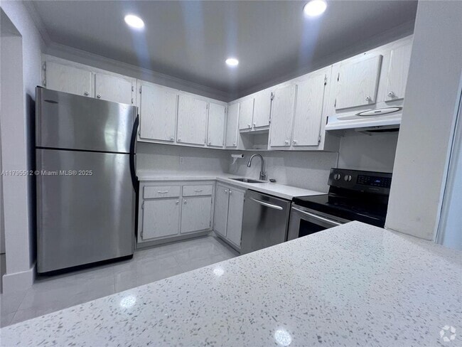 Building Photo - 16950 W Dixie Hwy Unit A323 Rental