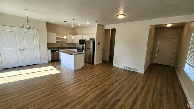 Building Photo - 943 W 600 S Rental