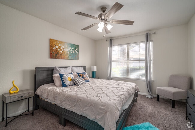 1BR, 1BA - 660SF - Bedroom - HollyView