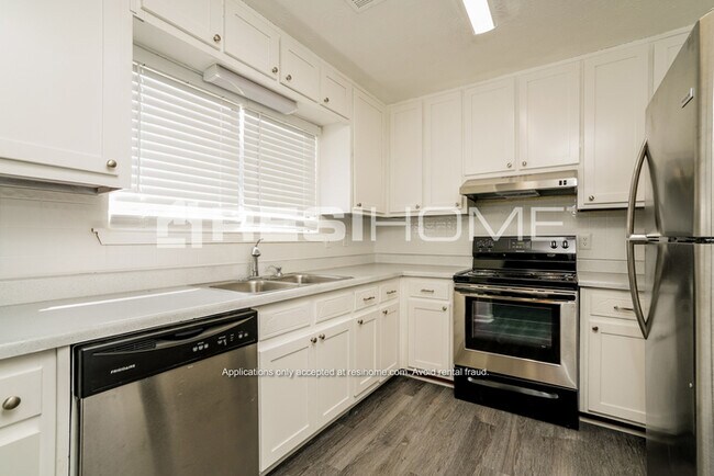 Photo - 935 River Glen Pl