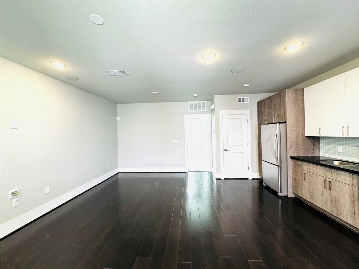 Photo - 2401 Crawford St Unit B205