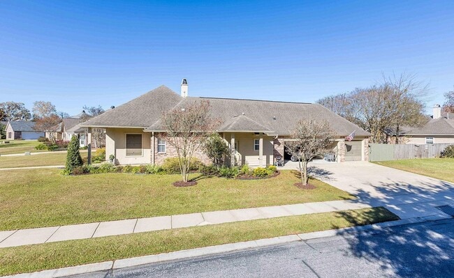 Lado exterior con garaje; lote en esquina - 10557 Sweetbrook Ave