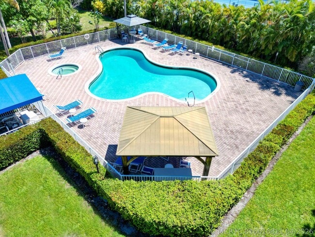 955 Egret Cir Unidad 402