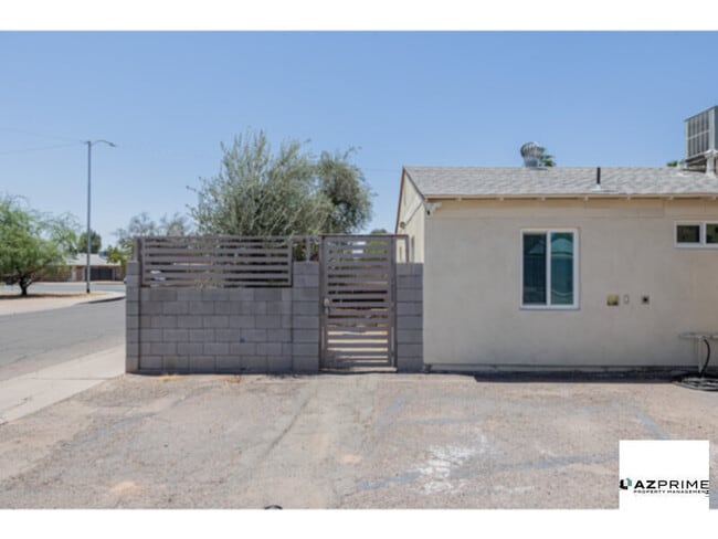 Photo - Charming 2/1 Phoenix Duplex Unit -  Central Location &amp; Modern Comforts!