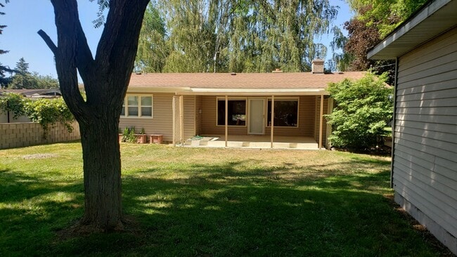 2 bed, 1 bath, Detached Garage. - 2 bed, 1 bath, Detached Garage. House