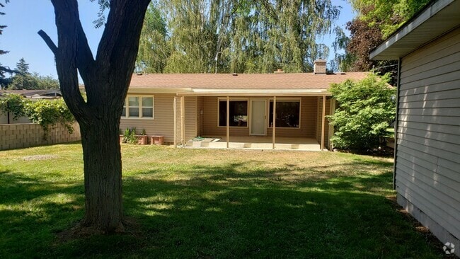 Building Photo - 2 bed, 1 bath, Detached Garage. Rental