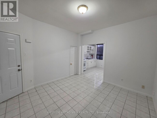 Photo - 1075 Dufferin St