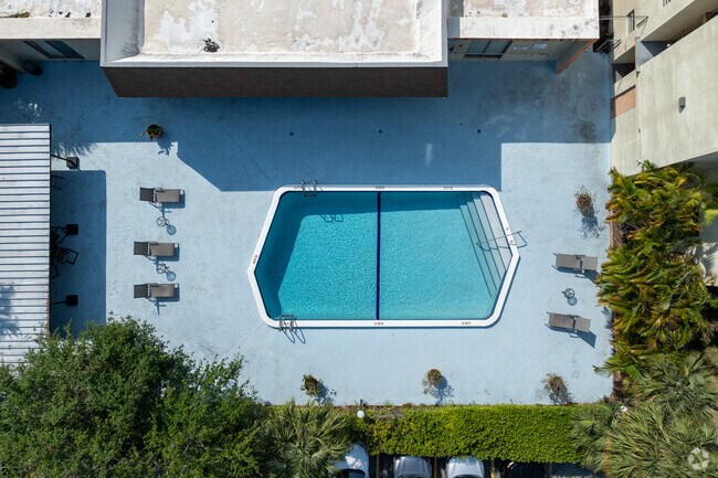 16950 W Dixie Hwy - Woodside Apartments