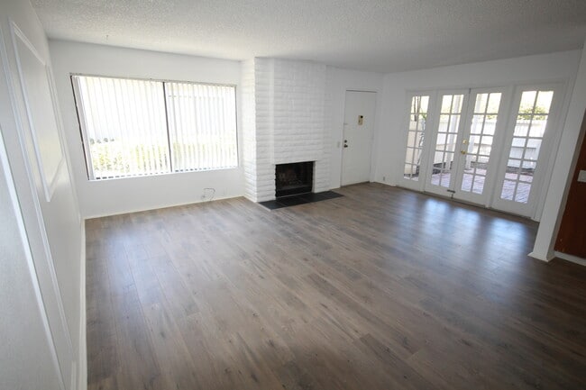 Building Photo - 3 Bedroom/2.5 Bath Townhouse in Heart of UTC