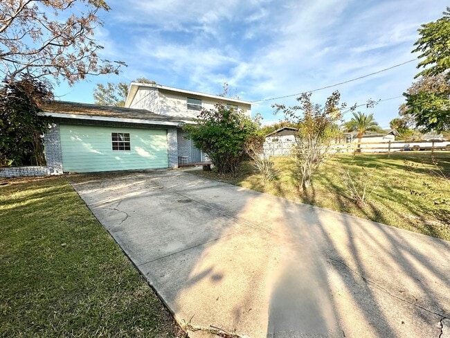 Building Photo - DeLand POOL-home: 4Bedrooms/2Baths - Perfect for family living!