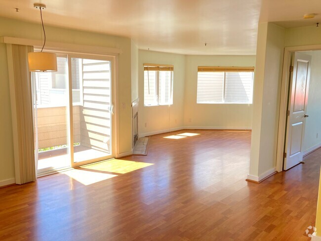 Building Photo - Luxury & Bright Top-floor in one of the sa... Unit 4328 Rental