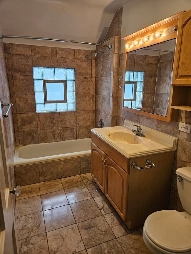 Photo - 2590 W 11th St Unidad Up