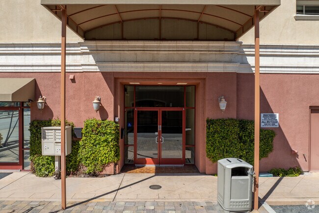 Entrada principal - AJ Monterey St