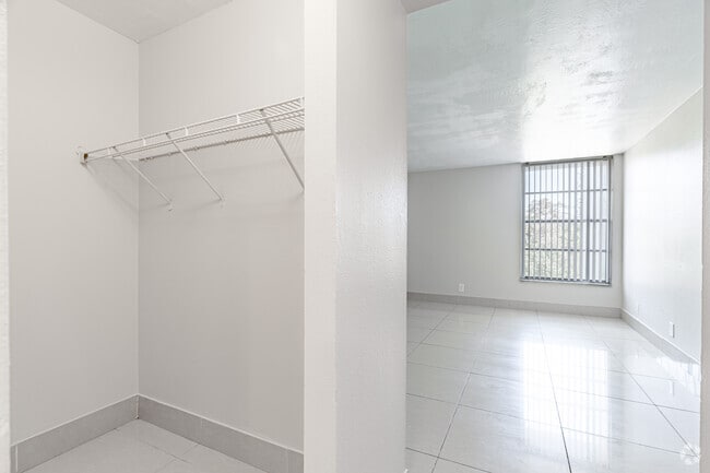 1BR, 1BA - 816SF