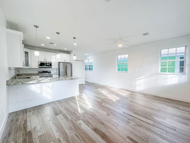 Photo - 313 N M St