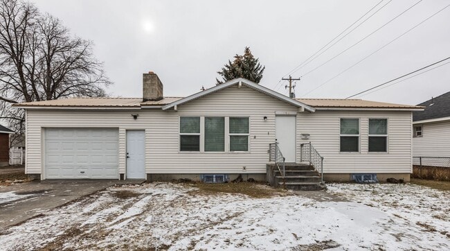 Building Photo - 2 Bed 1 Bath with partially finished basement