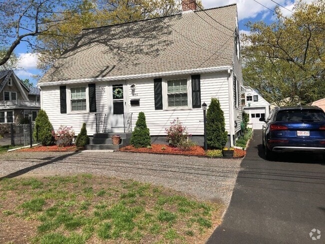 Building Photo - 360 Waltham St Rental