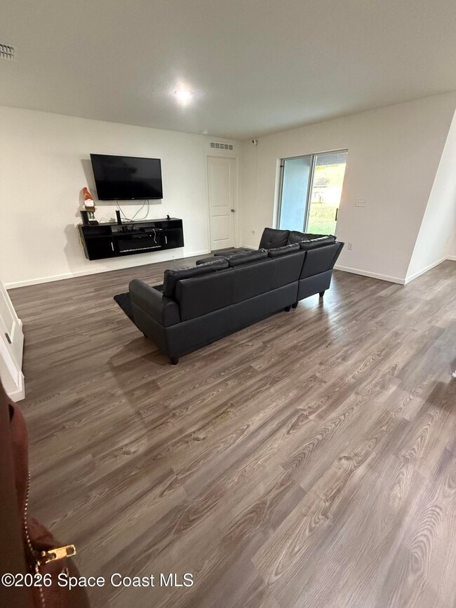 Photo - 487 Wiltshire Ave SW