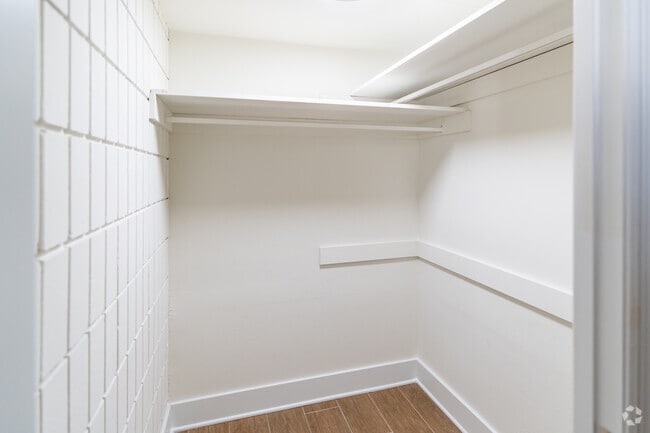 1BD, 1BA - 620SF - Walk-in Closet