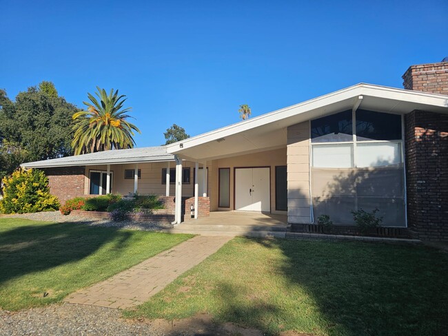 Front - 25153 N Center St House