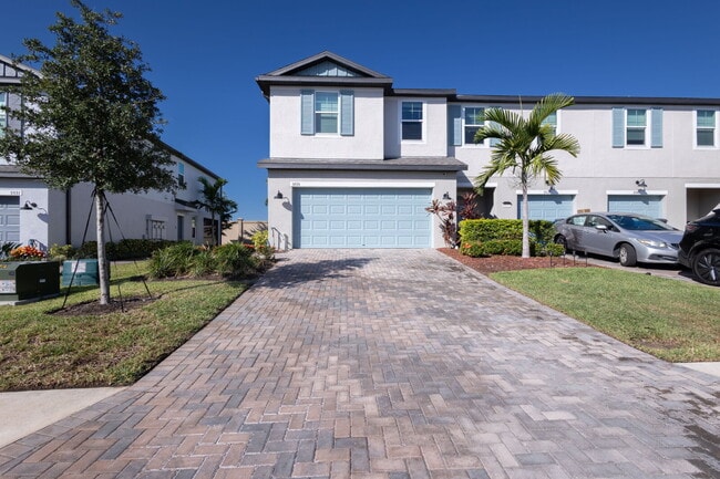 Building Photo - Gorgeous 3-Bed/2.5-Bath Townhome in Treves...