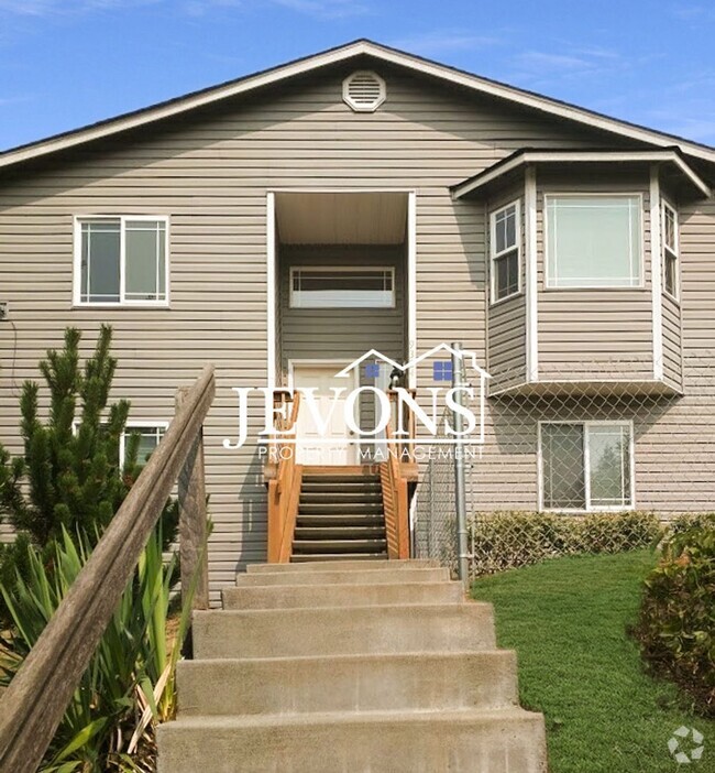 Building Photo - Spacious 5-bedroom home near Chinook Beach...