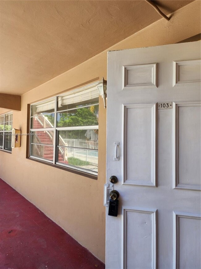 Photo - 241 SE 9th Ave Unidad 103