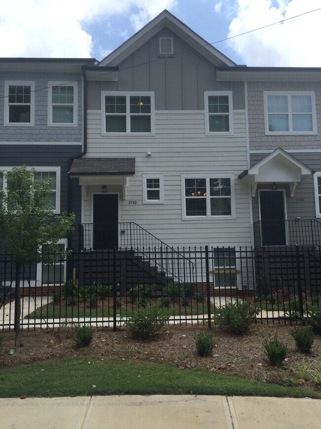 Building Photo - Town Home in a GREAT location