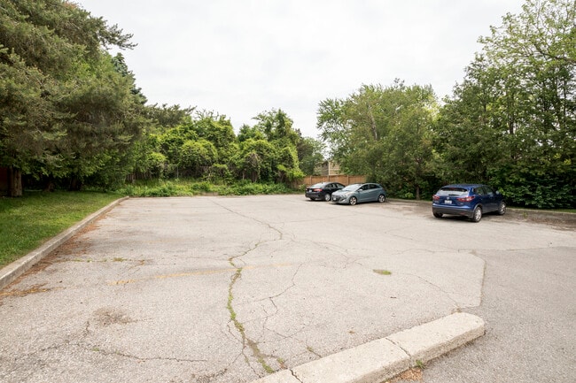 Photo - 647 Victoria St S