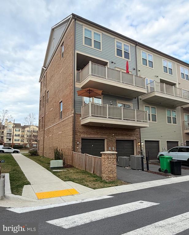 Building Photo - 9584 Fields Rd Unit 9584