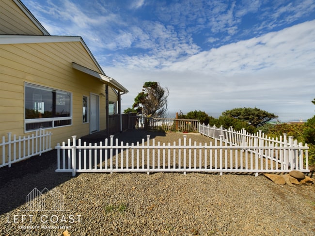 Photo - 1033 NW Inlet Ave