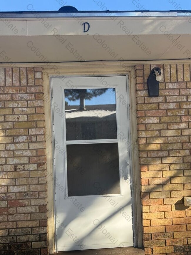 Building Photo - Cozy 2 bedroom 1 bathroom apartment with fireplace.