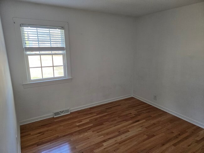 2nd bedroom - 10025 N Oak St Unit 10025