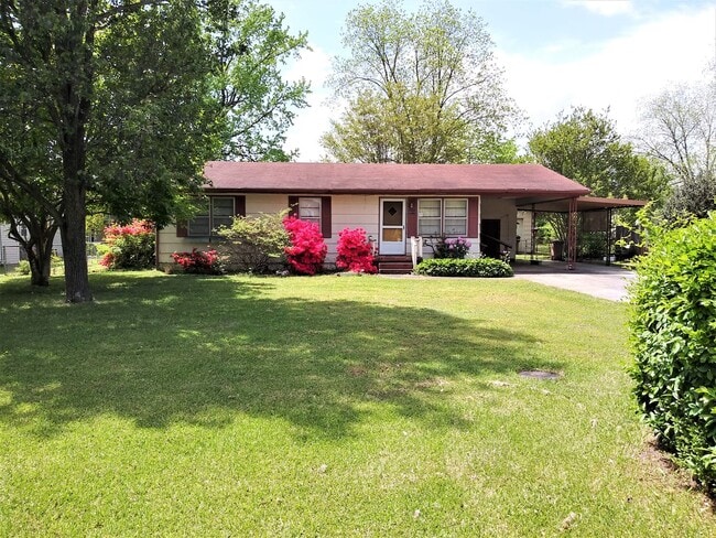 Building Photo - ~~~~~ Quaint Retro 70s Charm! ~~~~~