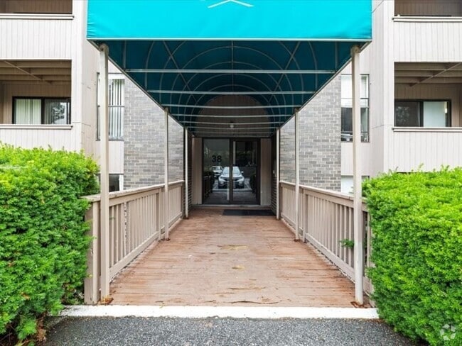 Building Photo - 38 Shrewsbury Green Dr Unit F Rental