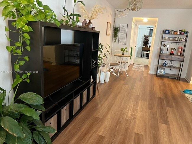 Photo - 496 Fanshaw L Unit 496