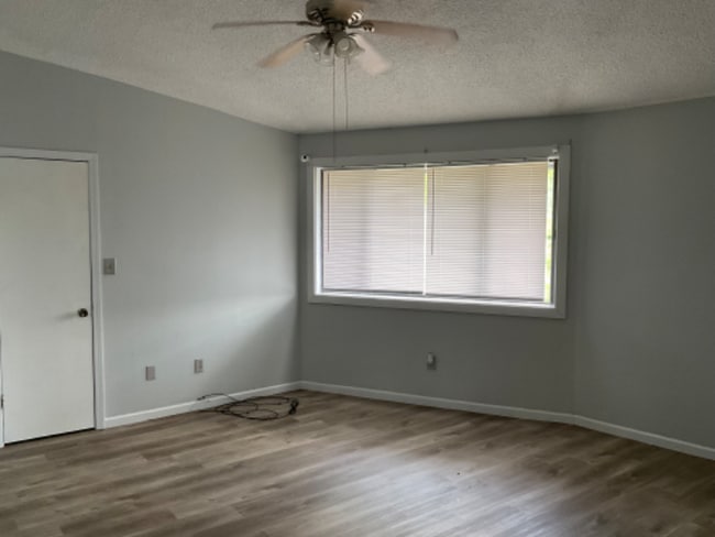 Photo - 206 Knoll Dr