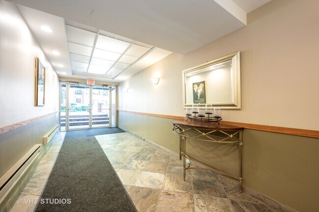 Photo - 435 W Oakdale Ave