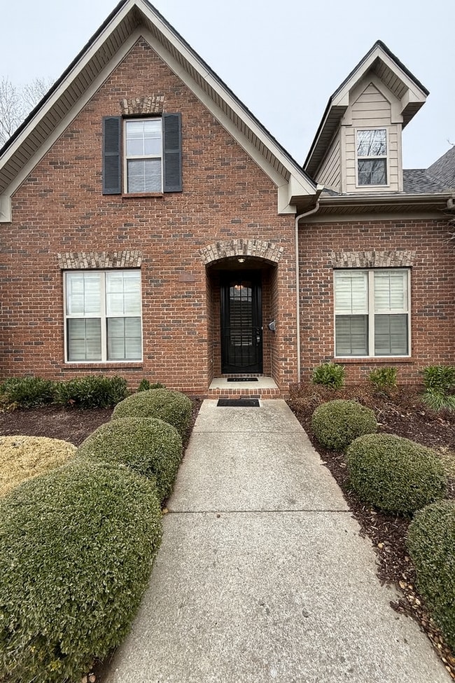 Building Photo - 3BR/3BA in Prime Gallatin Location with Lawncare Included