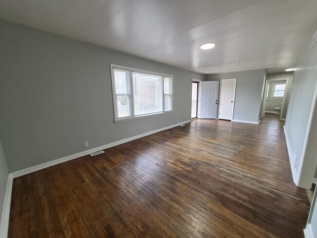 Photo - 2703 Kristen Dr E