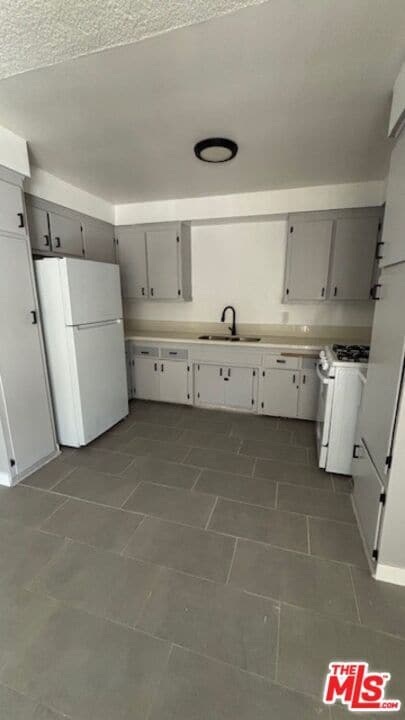 Building Photo - 8759 Tobias Ave Unit apt 05