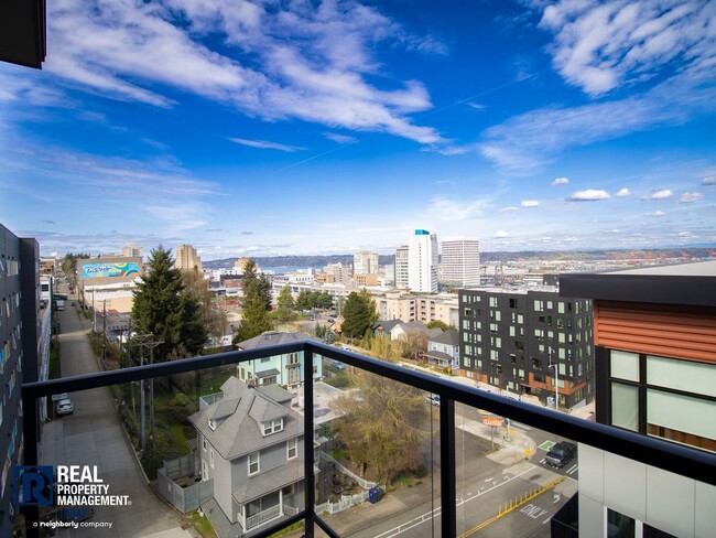 Building Photo - Incredible 5th Floor 2 Bedroom Condo with AMAZING Views!