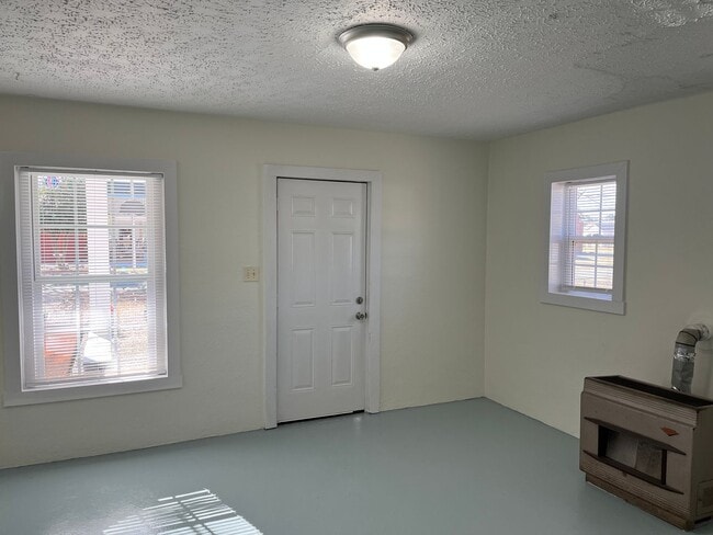 Photo - 1 Bedroom 1 Bath Triplex Call Burlington Rentals tom set up a viewing 336-228-7368